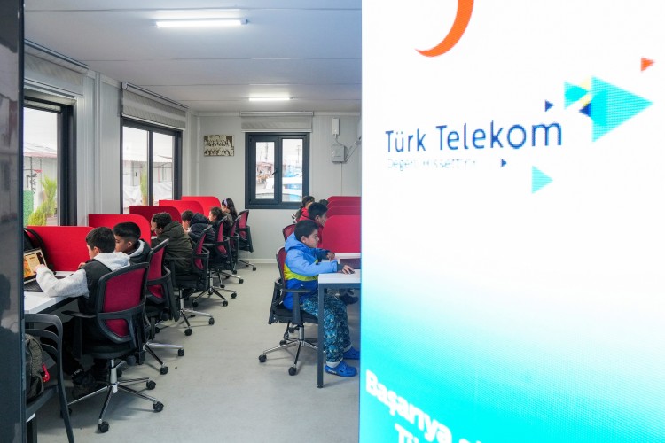 Türk Telekom ve Kızılay'dan deprem bölgesindeki öğrencilere eğitim ve teknoloji desteği
