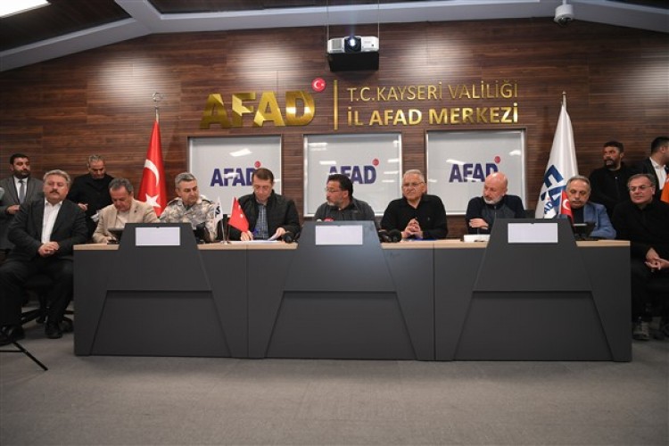 Başkan Büyükkılıç: "Yüzyılın afeti, yüzyılın dayanışmasına dönüştü"