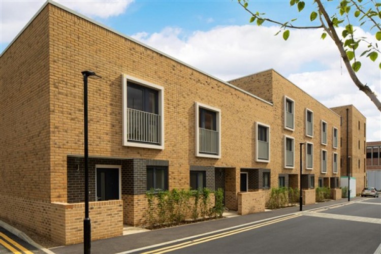 Güneybatı Londra'nın popüler ve varlıklı semtinde müstakil ev fırsatları