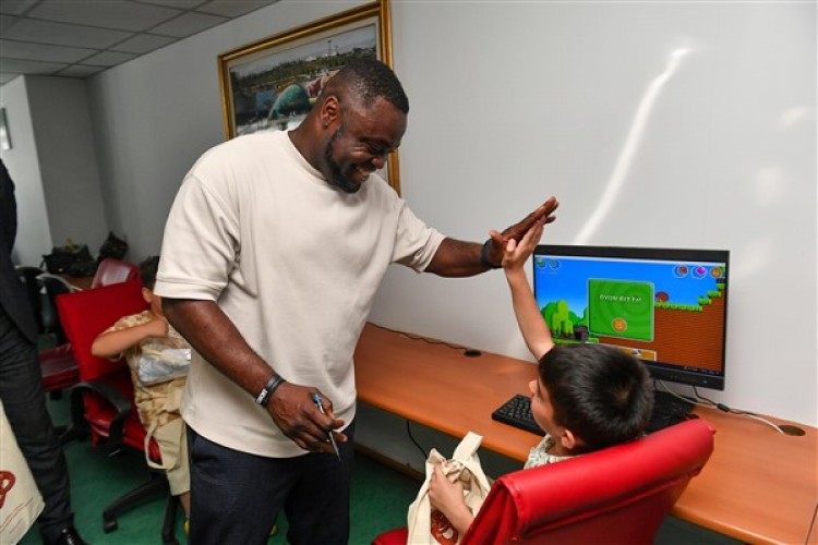 Futbolcu Asamoah, Ankara Sokaklarında Çalışan Çocuklar Merkezi'ni ziyaret etti