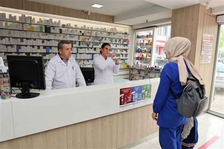 Eczane teknisyenleri, KOMEK'te işaret dili eğitimi alıyor