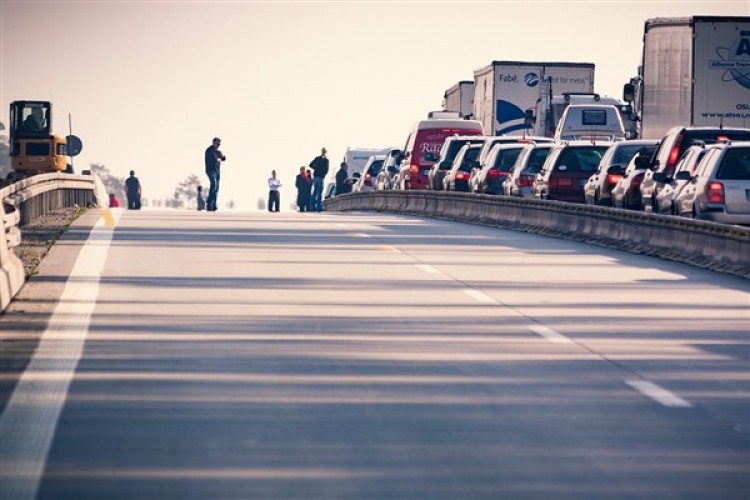 İstanbul'da yolcu otobüsü tıra çarptı