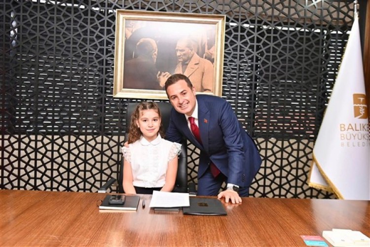 Başkan Akın, koltuğunu Aybüke Erdin ve Muhammed Yasir Çıkrıkçı'ya devretti