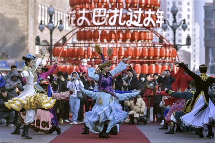 Urumçi'deki Büyük Pazar'da Bahar Bayramı coşkusu