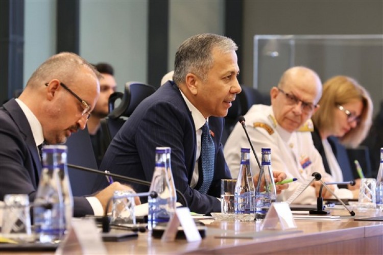 Bakan Yerlikaya, Rize'de "Türkiye'nin Huzuru" temalı güvenlik toplantısına katıldı