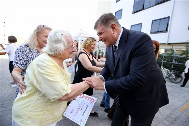 İzmir'de emeklilere su faturası, market ve kira desteği