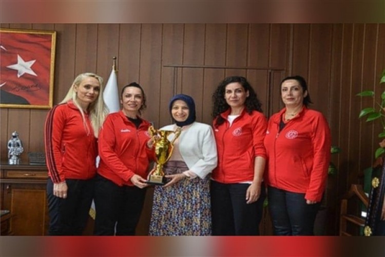 Mersin Kadın Basketbol Takımı, İl Milli Eğitim Müdürü Fazilet Durmuş'u ziyaret etti