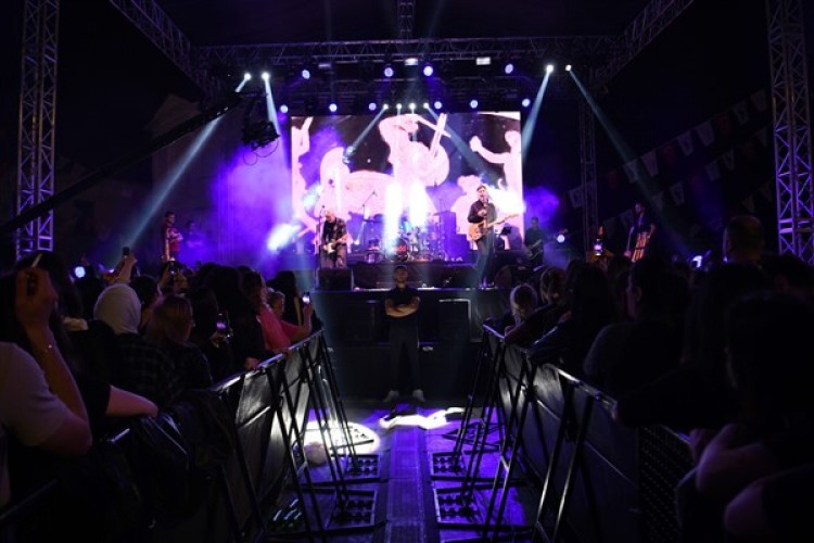 Bornova Gençlik Festivali'nde Redd konser verdi