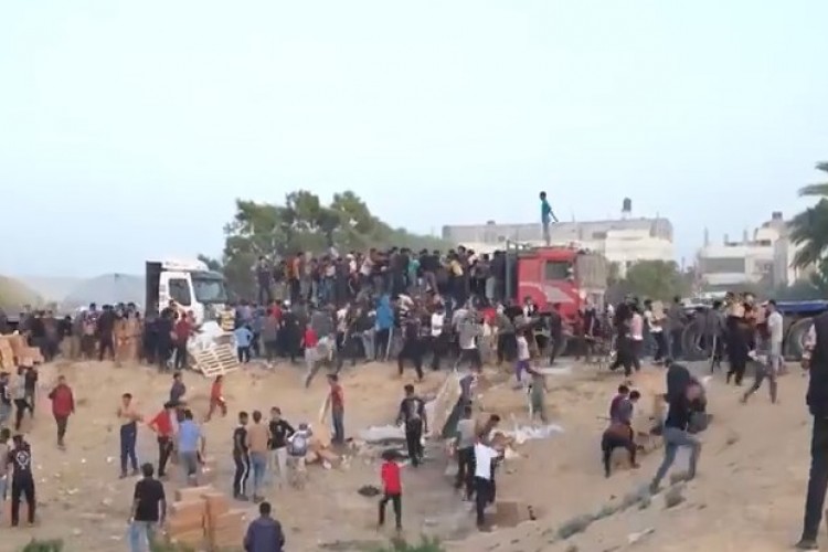 Çaresiz Filistinliler yardım konvoyunu kuşatıp yağmaladı