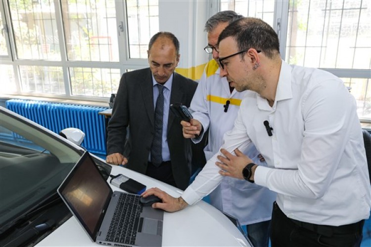 Delphi İzmir'de açtığı yedek parça laboratuvarları ile eğitime destek veriyor