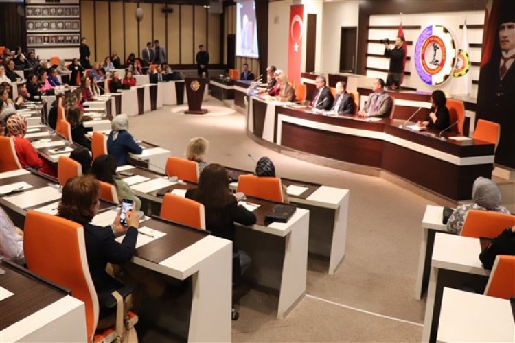 Aile ve Sosyal Hizmetler Bakanı Göktaş, ATSO'da kadın girişimcilerle bir araya geldi