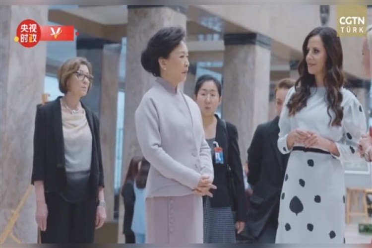 Liyuan, Sırbistan Cumhurbaşkanının eşi Vucic ile Sırbistan Ulusal Müzesi'ni ziyaret etti