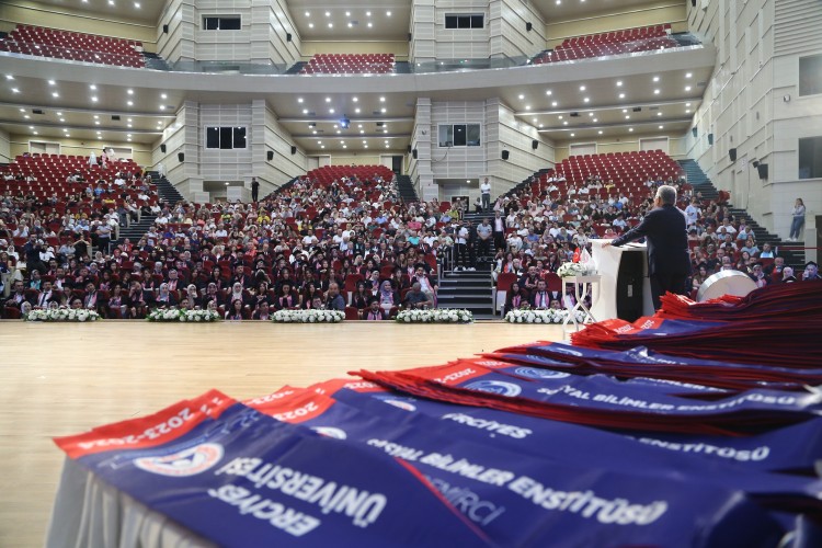 Başkan Büyükkılıç, ERÜ'nün mezuniyet törenine katıldı