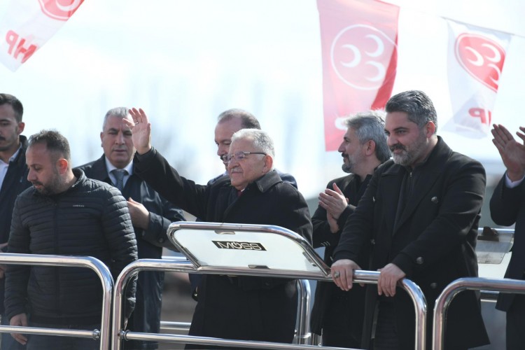 Başkan Büyükkılıç, Sarıoğlan'da vatandaşlarla bir araya geldi