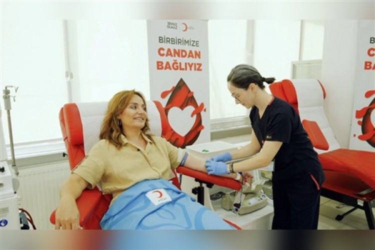 Ünlü oyuncular Türk Kızılay'a kan bağışı çağrısı yaptı