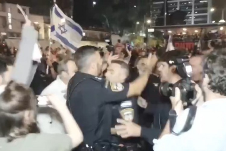 Tel Aviv ve Hayfa'da binlerce kişi hükümeti protesto etti