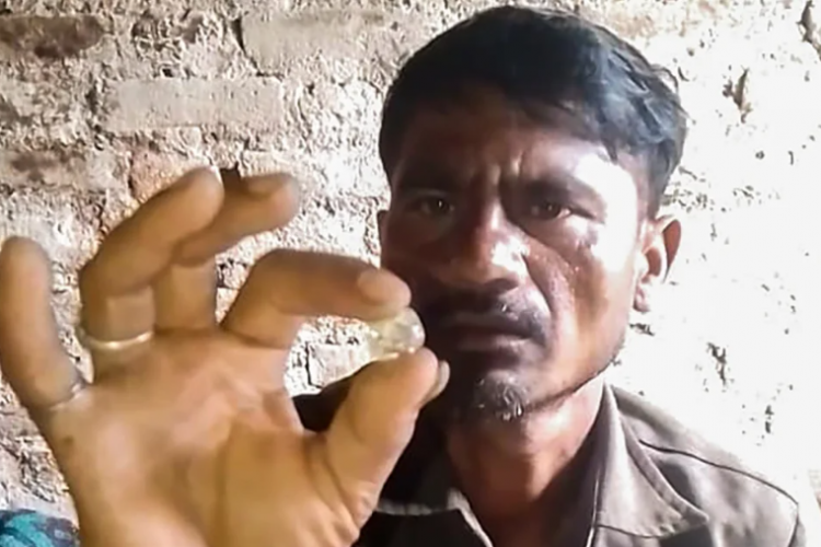 Borçlu Hintli işçi hayatını değiştirecek 100 bin dolarlık elmas buldu