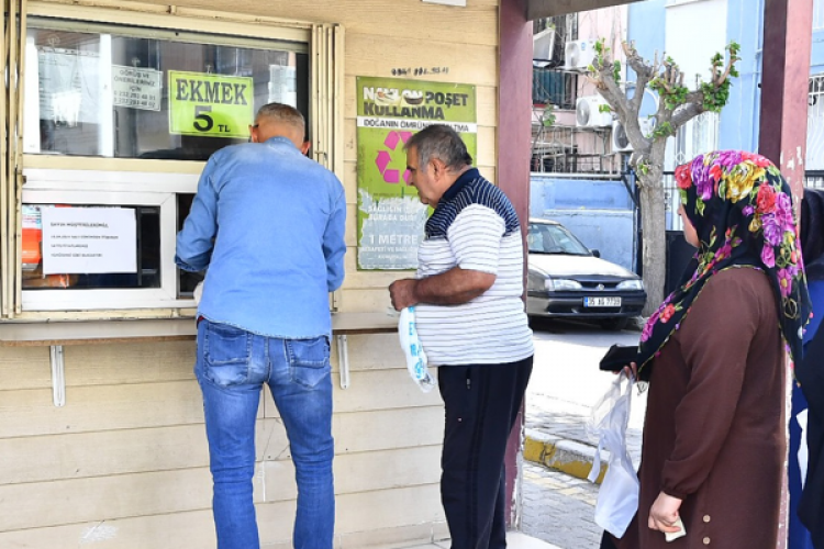 İzmirliler, halk ekmeği 7 TL yerine 5 TL'den alıyor