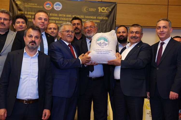 Başkan Büyükkılıç'tan çiftçiye 18 milyon TL'lik 300 ton nohut tohumu desteği