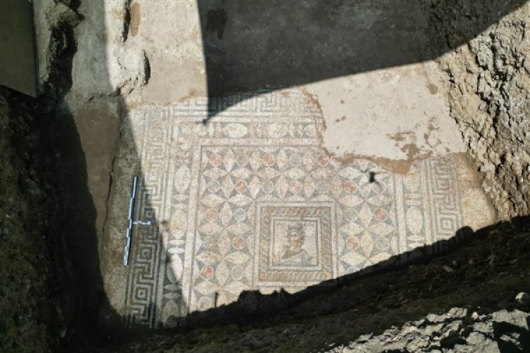Side Antik Kenti'nde tarihi mozaik zemin keşfedildi