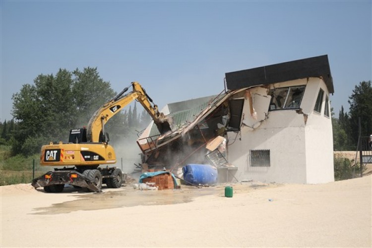 Nilüfer Belediyesi ekipleri kaçak yapıyı yıktı