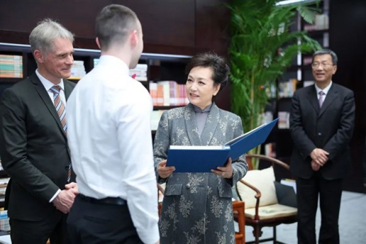 Peng Liyuan, Alman Burg Çin Korosu'ndan öğretmen ve öğrenci temsilcileriyle buluştu