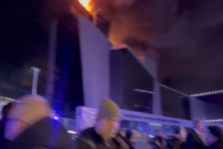 Moskova'da silahlı saldırının yapıldığı salon yangın nedeniyle çökmeye başladı