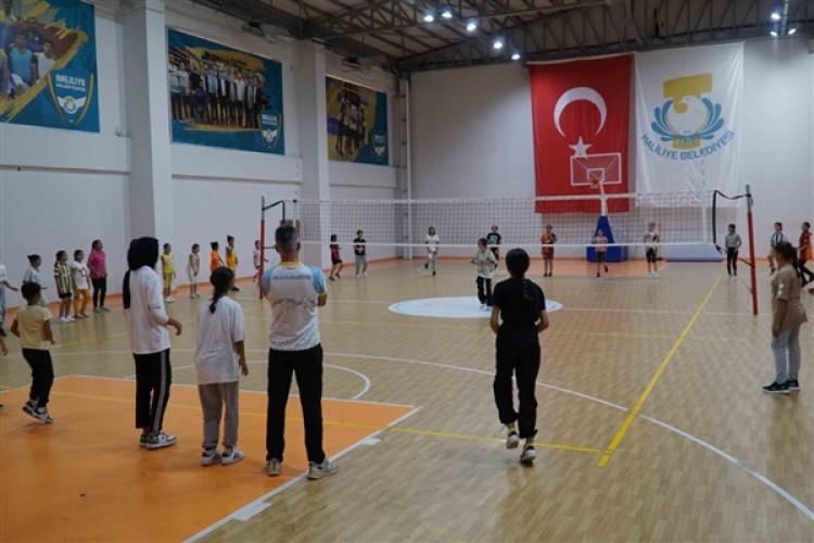 Haliliye Belediyesi Yaz Spor Okulları'nda gençlere spor alışkanlığı kazandırılıyor