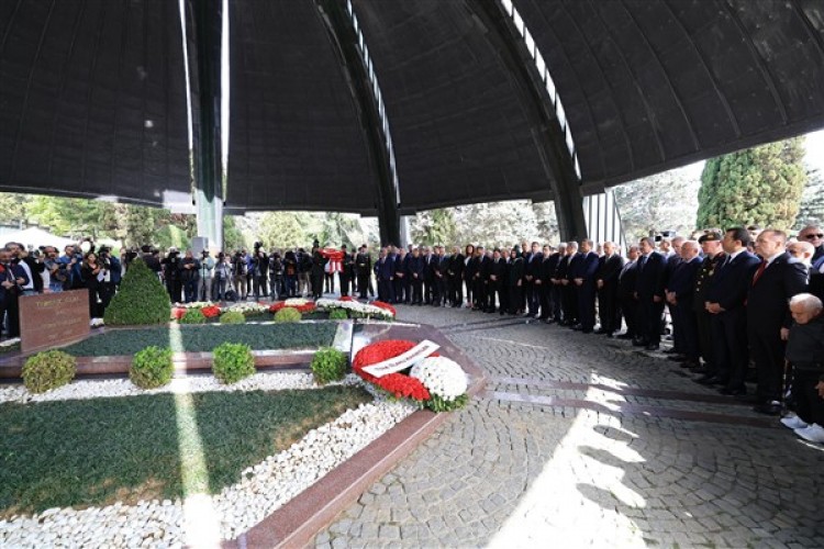 İmamoğlu, 8'nci Cumhurbaşkanı Turgut Özal'ı anma törenine katıldı