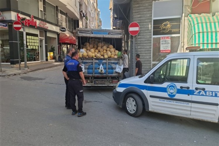 Orhangazi'de kaldırım işgalleri ve etiket-kasa fiyat uyuşmazlıkları denetlendi