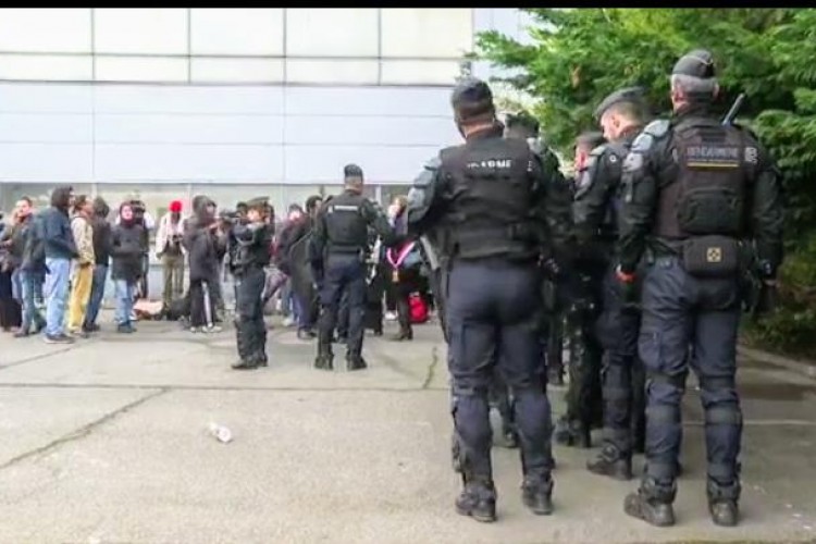 Paris evsizler ve mültecilerden "temizleniyor"