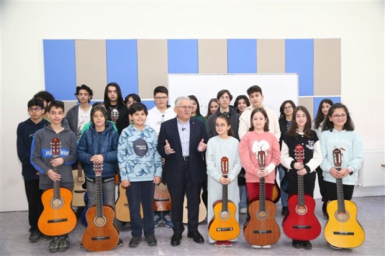 Başkan Büyükkılıç, Sanat Akademisi'ni ziyaret etti