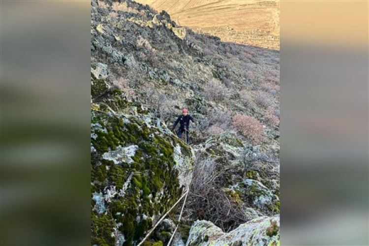 Kayseri Büyükşehir İtfaiyesi dağda mahsur kalan keçileri kurtardı