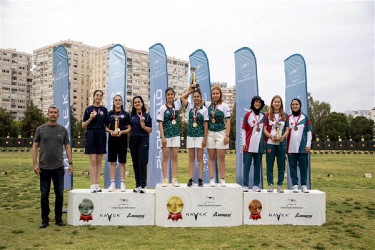 Büyükşehir okçularından Hazal Burun Türkiye Şampiyonu oldu