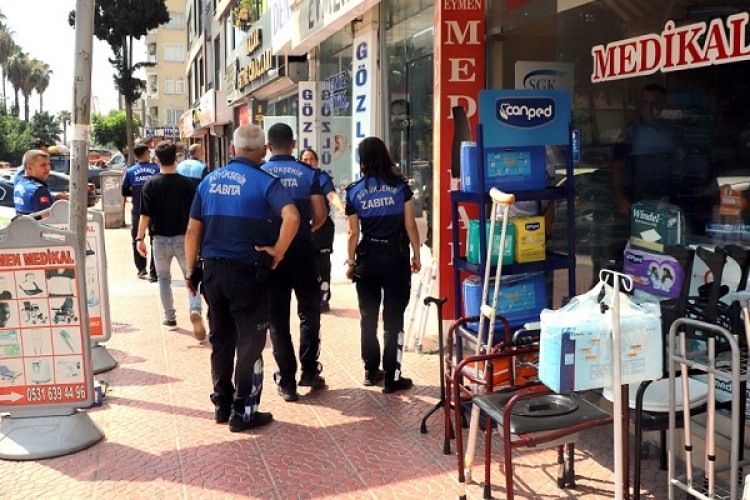 Mersin'de kaldırım işgali yapan esnafa idari para cezası uygulandı