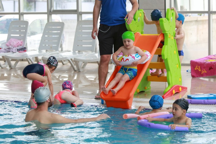 Yenimahalle'de vatandaşlar havuzlarda serinliyor