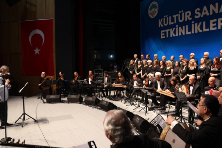 Başkan Büyükkılıç, Türk Sanat Müziği Kent Korosu Konseri'nde sanatseverlerle buluştu