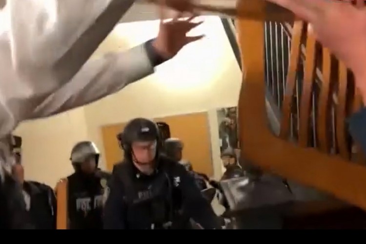 New York polisi onlarca öğrenciyi tutukladı