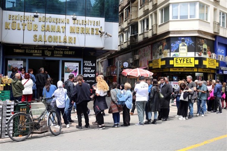 Eskişehirli sanatseverlerden kültür sanat kuyruğu