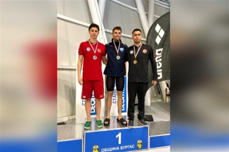 Kurtoğlu, Sharks Swimming Cup Yüzme Müsabakası'nda 2'nci oldu