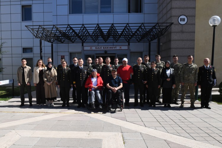 MSB personeli tedavi gören gazileri ziyaret etti