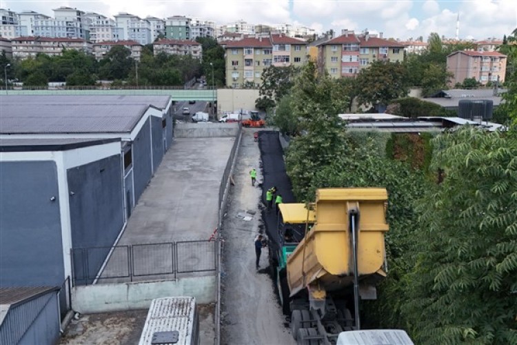 Zeytinburnu'nda sokak ve yol yenileme çalışmaları devam ediyor