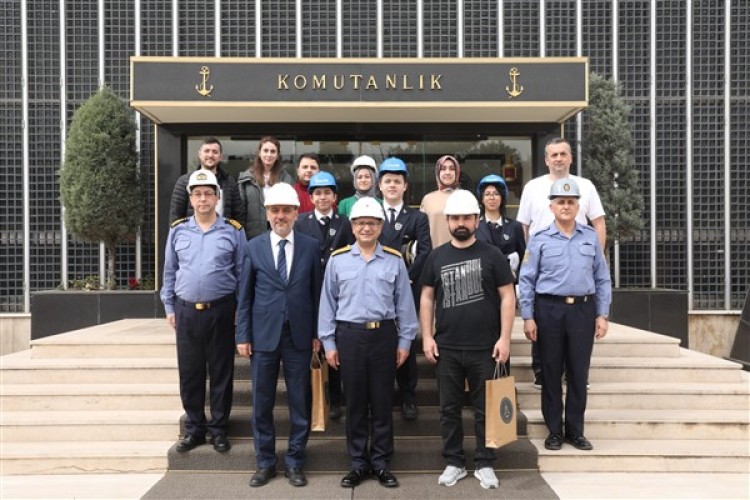 Lise öğrencileri İstanbul Tersanesi Komutanlığı'ndaki eğitimlerine başladı