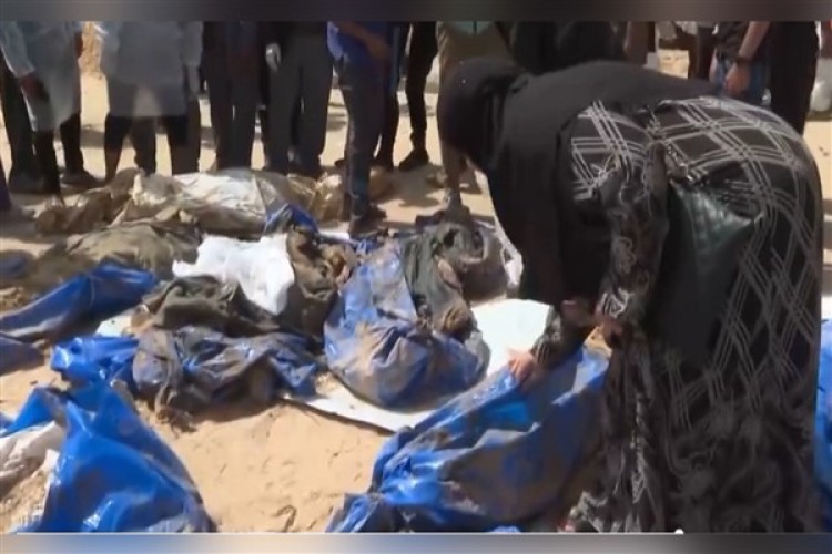 Gazze'deki Filistinliler hastane çevresindeki 'toplu mezarda' yakınlarını arıyor