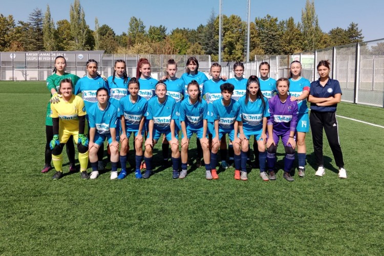 EBB Kadın Futbol Takımı, Karşıyaka Koleji Spor Kulübünü 14-0 mağlup etti