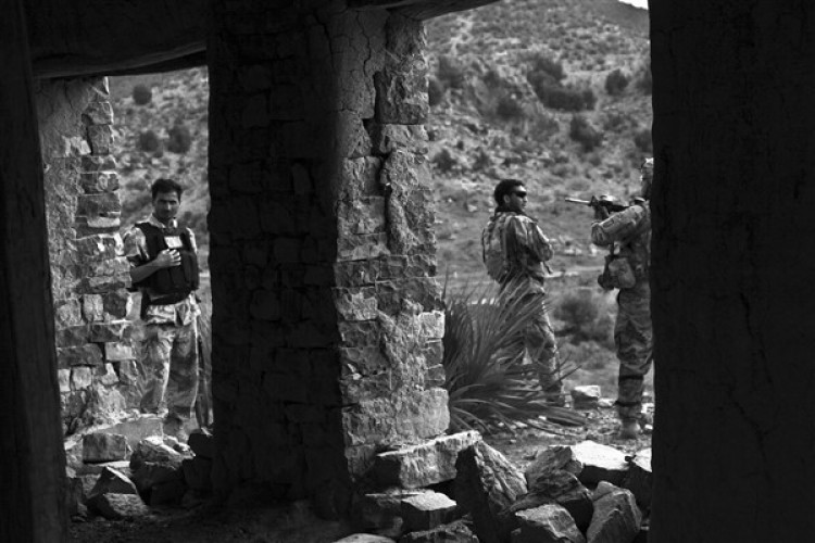 IDF güçleri, Han Yunus'taki bir binaya baskın düzenledi