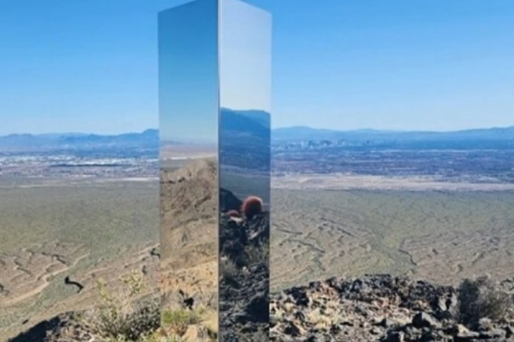 Nevada çölündeki gizemli monolit kaldırıldı
