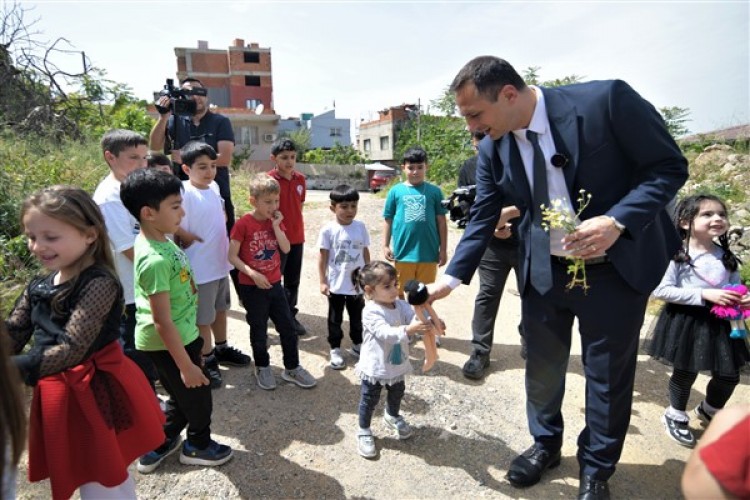 Başkan Eşki, Altındağ Merkez Mahallesi'ndeki çocuklara oyuncak dağıttı