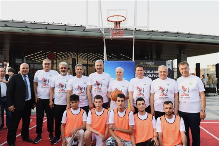 Osmangazi'de 3x3 Atatürk ve Gençlik Sokak Basketbolu Turnuvası düzenlendi
