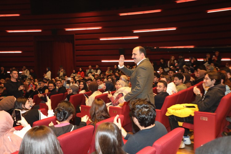 ''Mesele Gençlik" konulu söyleşide gençlerle buluştu